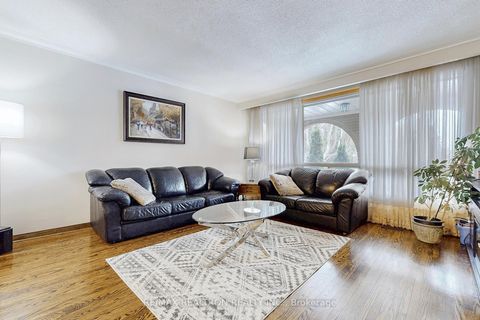 Photo 6 at 42 Banner Lane, King City, King Photo 6 at 42 Banner Lane, King City, King