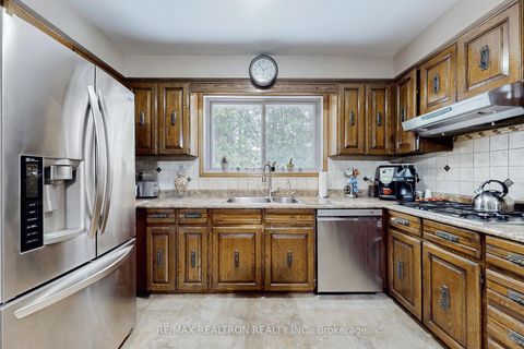 Photo 12 at 42 Banner Lane, King City, King Photo 12 at 42 Banner Lane, King City, King