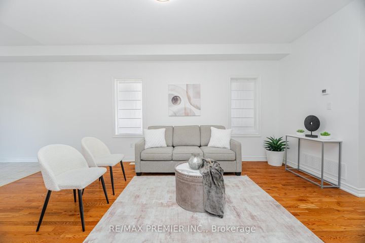 Photo 6 at 38 Ozner Crescent, Vellore Village, Vaughan