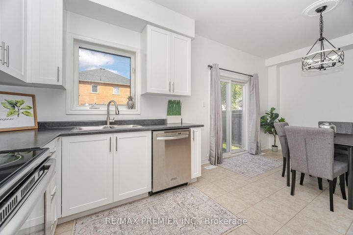 Photo 11 at 38 Ozner Crescent, Vellore Village, Vaughan