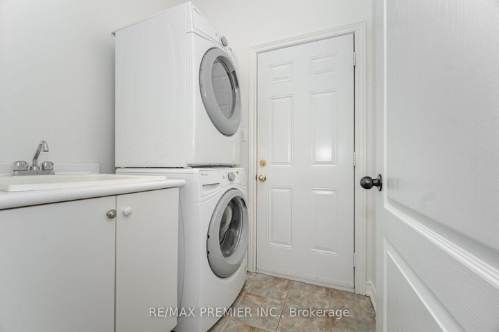 Photo 12 at 38 Ozner Crescent, Vellore Village, Vaughan