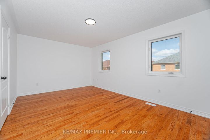 Photo 15 at 38 Ozner Crescent, Vellore Village, Vaughan