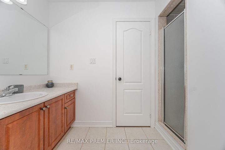 Photo 16 at 38 Ozner Crescent, Vellore Village, Vaughan