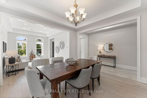 Photo 9 at 41 Annsleywood Court, Kleinburg, Vaughan