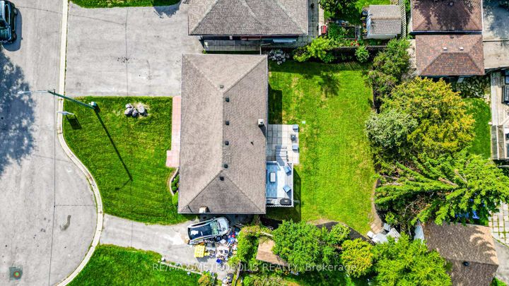 Photo 1 at 592 Carlyle Court, Donevan, Oshawa