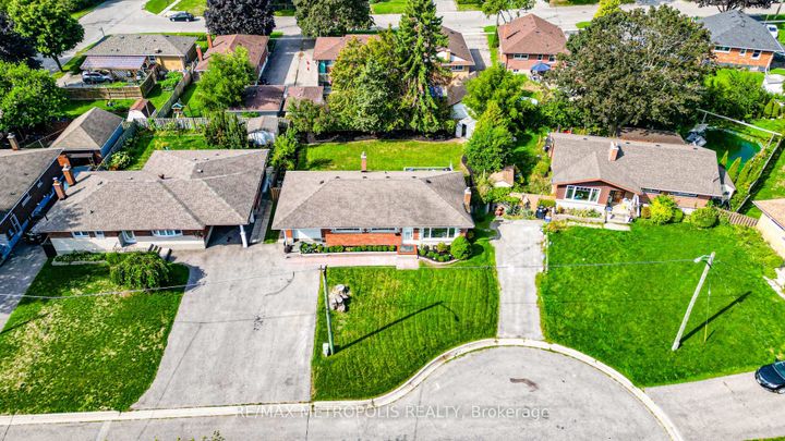 Photo 2 at 592 Carlyle Court, Donevan, Oshawa