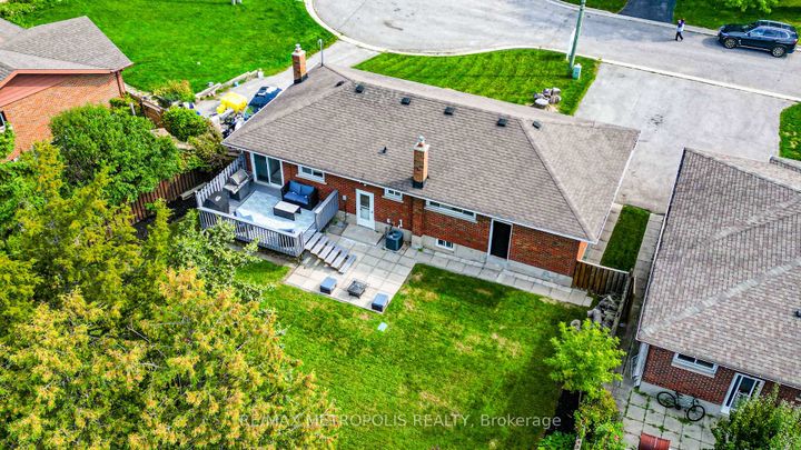 Photo 3 at 592 Carlyle Court, Donevan, Oshawa