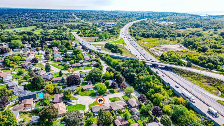 Photo 4 at 592 Carlyle Court, Donevan, Oshawa