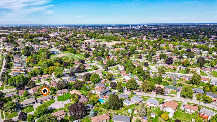Photo 5 at 592 Carlyle Court, Donevan, Oshawa