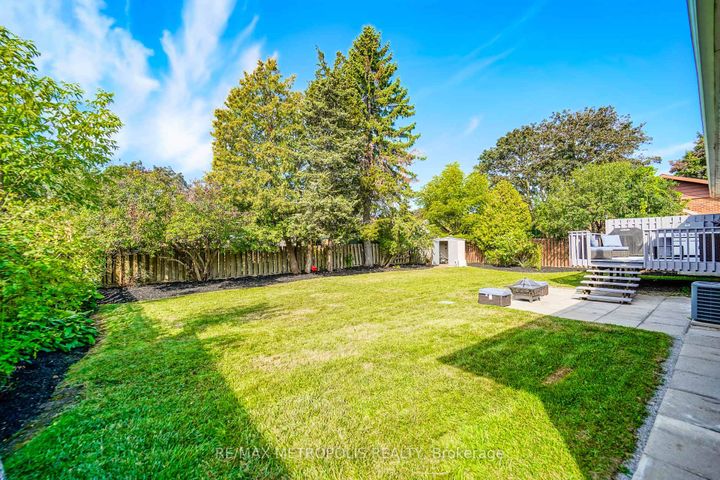 Photo 7 at 592 Carlyle Court, Donevan, Oshawa