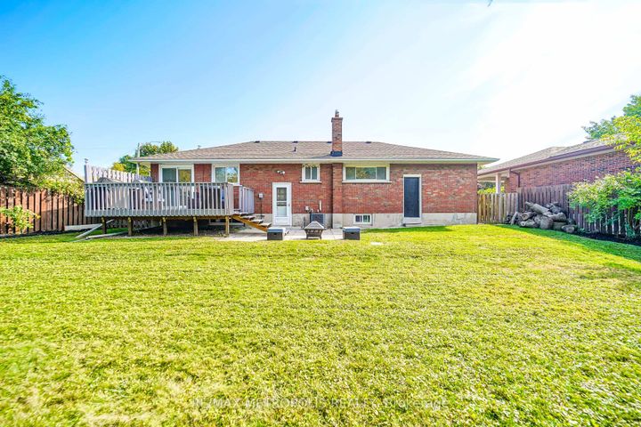 Photo 8 at 592 Carlyle Court, Donevan, Oshawa