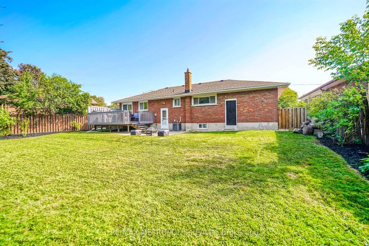 Photo 9 at 592 Carlyle Court, Donevan, Oshawa