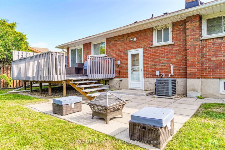 Photo 10 at 592 Carlyle Court, Donevan, Oshawa