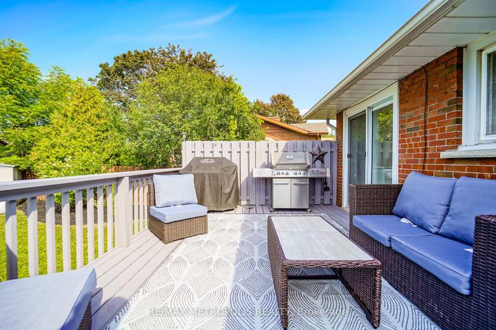 Photo 11 at 592 Carlyle Court, Donevan, Oshawa