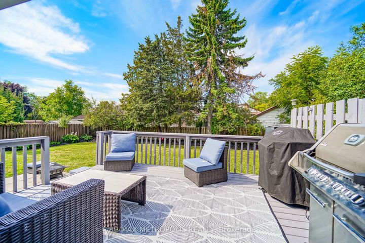 Photo 12 at 592 Carlyle Court, Donevan, Oshawa