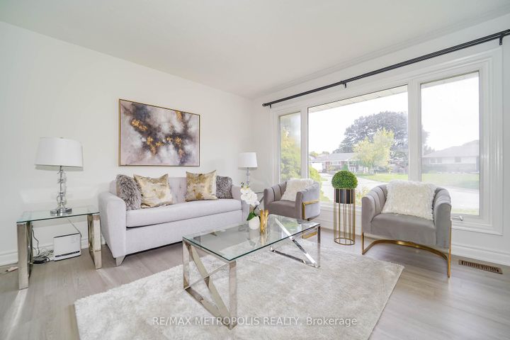 Photo 13 at 592 Carlyle Court, Donevan, Oshawa