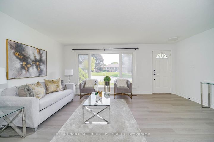 Photo 14 at 592 Carlyle Court, Donevan, Oshawa