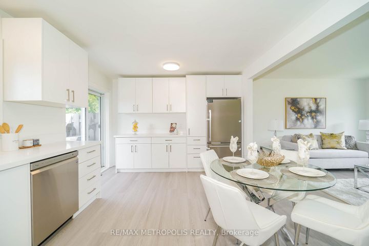 Photo 18 at 592 Carlyle Court, Donevan, Oshawa