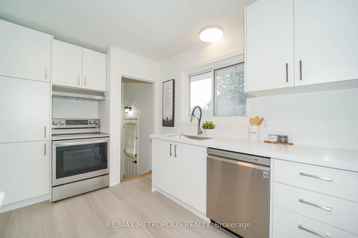 Photo 19 at 592 Carlyle Court, Donevan, Oshawa