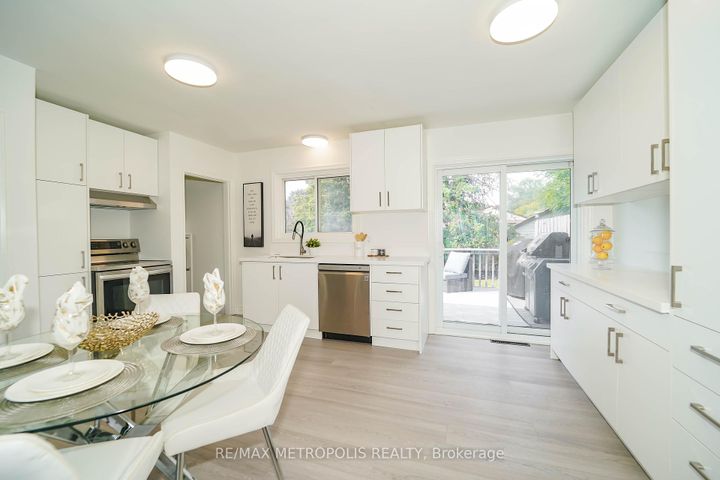 Photo 20 at 592 Carlyle Court, Donevan, Oshawa