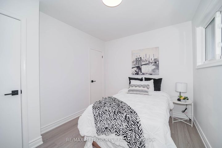 Photo 32 at 592 Carlyle Court, Donevan, Oshawa