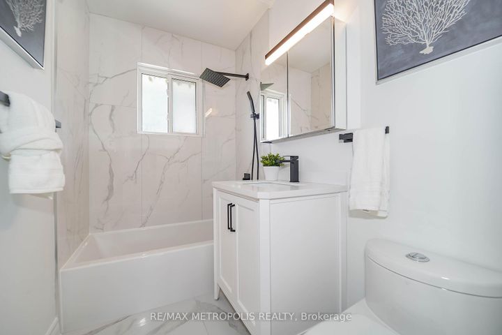 Photo 33 at 592 Carlyle Court, Donevan, Oshawa