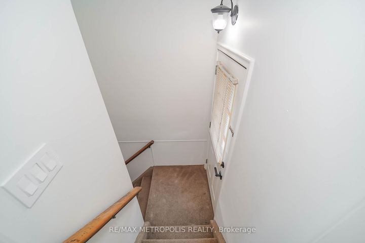 Photo 34 at 592 Carlyle Court, Donevan, Oshawa