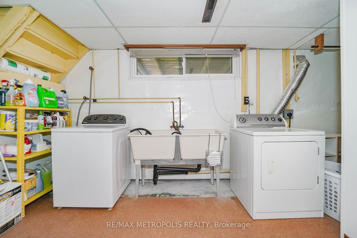 Photo 35 at 592 Carlyle Court, Donevan, Oshawa