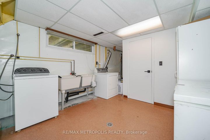 Photo 36 at 592 Carlyle Court, Donevan, Oshawa