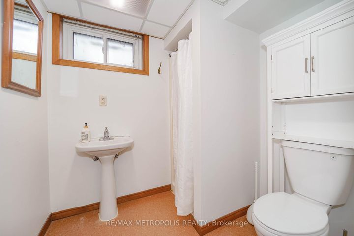 Photo 37 at 592 Carlyle Court, Donevan, Oshawa