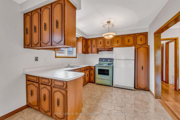 Photo 4 at 6 Hentob Court, Beaumonde Heights, Toronto