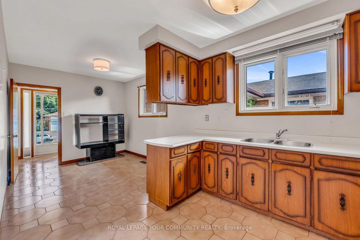 Photo 6 at 6 Hentob Court, Beaumonde Heights, Toronto