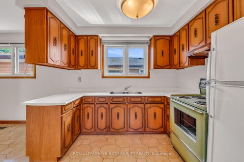 Photo 5 at 6 Hentob Court, Beaumonde Heights, Toronto