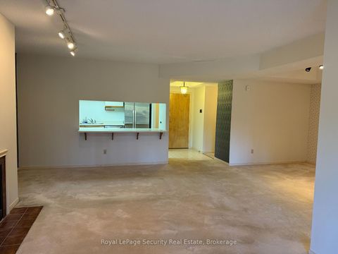 Photo 6 at 10 - 20 Glebe Road W, Eglinton, Toronto