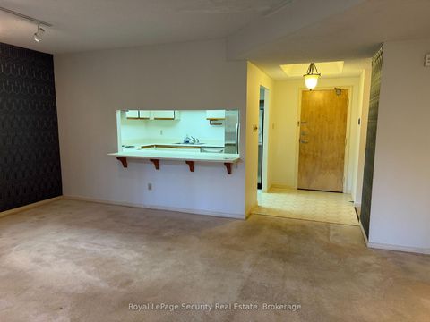 Photo 7 at 10 - 20 Glebe Road W, Eglinton, Toronto