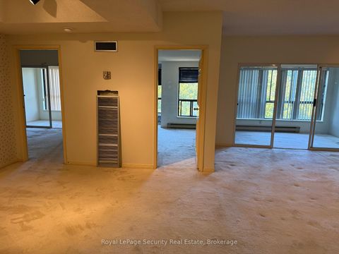 Photo 8 at 10 - 20 Glebe Road W, Eglinton, Toronto