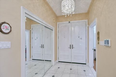 Photo 3 at 95 Loudon Crescent, Beverley Glen, Vaughan