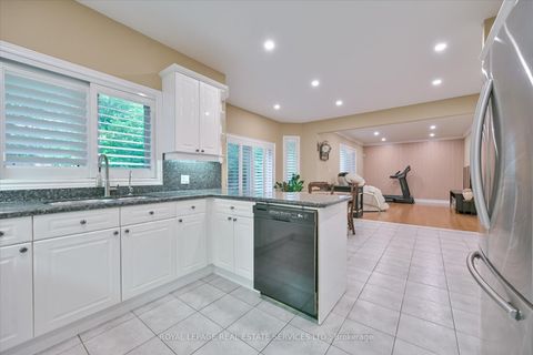 Photo 15 at 95 Loudon Crescent, Beverley Glen, Vaughan