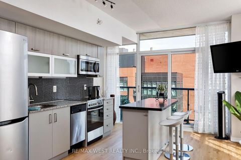 Photo 10 at 1621E - 36 LISGAR Street, Little Portugal, Toronto