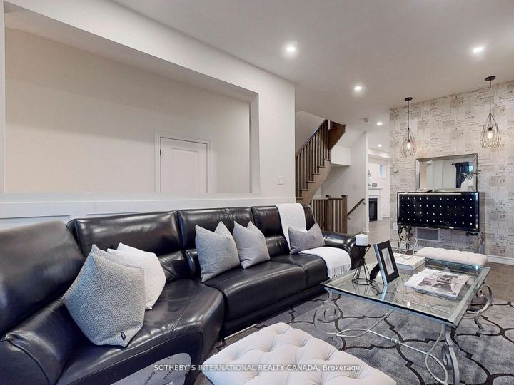 Photo 4 at 160 Sunset Terrace, Vellore Village, Vaughan