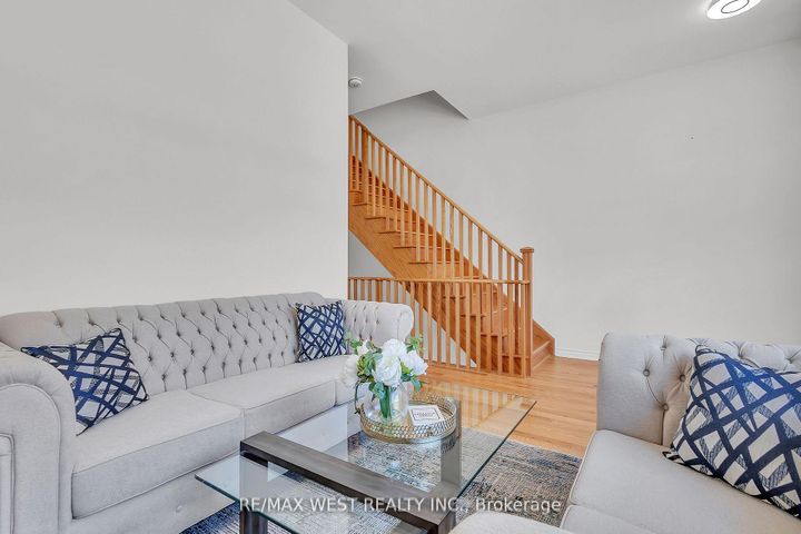 Photo 16 at 15 Quilico Road N, Elder Mills, Vaughan