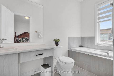 Photo 21 at 15 Quilico Road N, Elder Mills, Vaughan