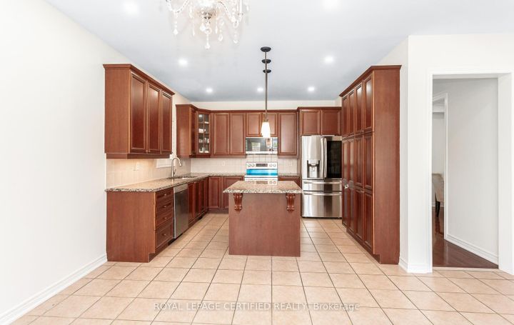 Photo 18 at 3327 Erin Centre Boulevard, Churchill Meadows, Mississauga