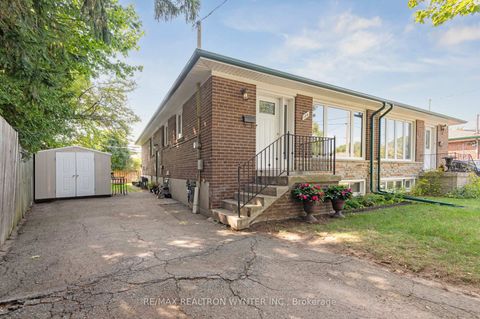 Photo 2 at 124 Fortrose Crescent, Donalda, Toronto
