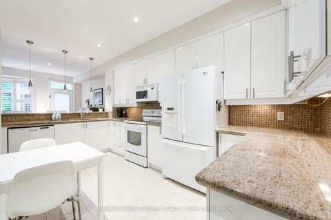 Photo 14 at 21 - 300 Ravineview Way, WC Wedgewood Creek, Oakville