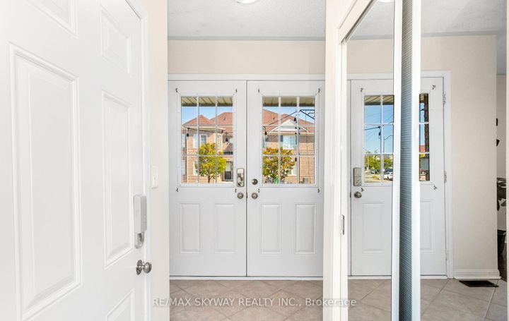 Photo 4 at 74 Magnificent Court, Vales of Castlemore, Brampton