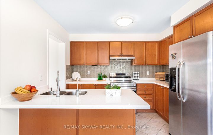 Photo 14 at 74 Magnificent Court, Vales of Castlemore, Brampton