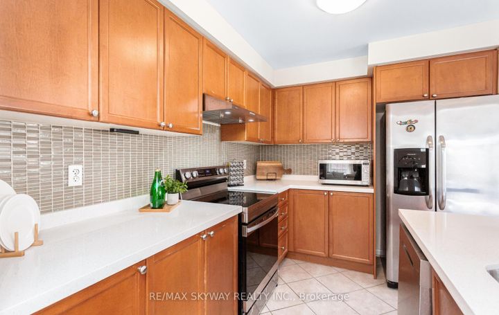 Photo 15 at 74 Magnificent Court, Vales of Castlemore, Brampton