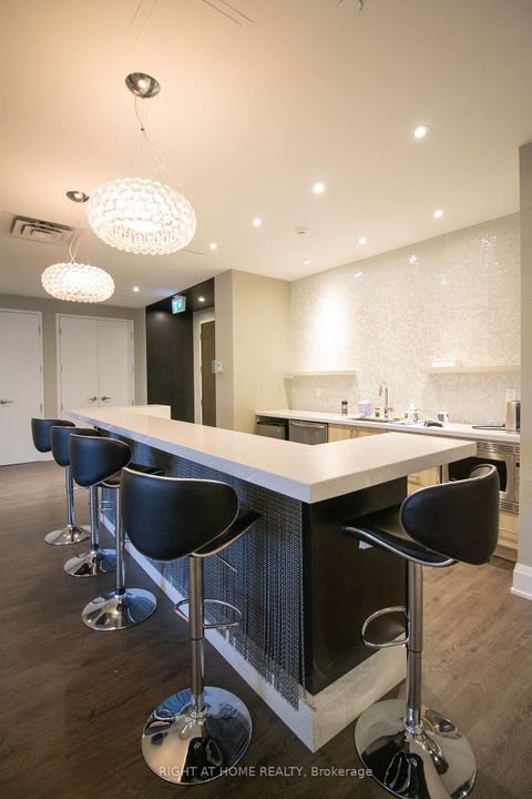 Photo 10 at 704A - 15277 Yonge Street, Aurora Village, Aurora