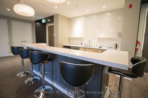 Photo 11 at 704A - 15277 Yonge Street, Aurora Village, Aurora